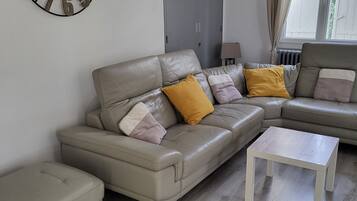 Smart-tv, een tafeltennistafel en een stereo