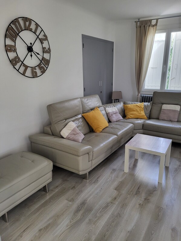 Smart TV, table tennis, stereo