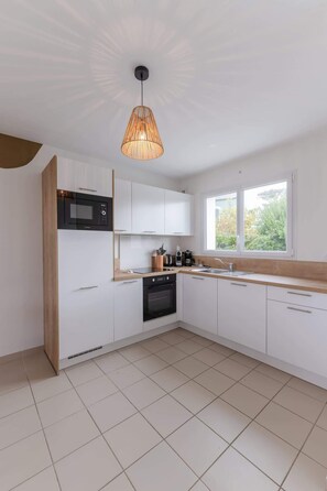 Fridge, microwave, oven, dishwasher - Annexe 21 - Charming house 700m from the sea (Porspoder)