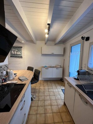 Fridge, microwave, oven, stovetop - Ty Manoa - Pretty house 50m from the sea (Landéda)