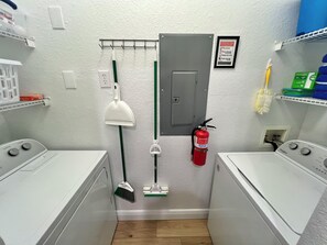 Secador de cabelo, toalhas de banho, sabonete, shampoo
