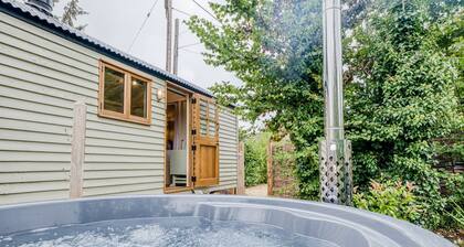 Cosy dog friendly shepherd's hut in the Cotswolds with hot tub - The Hideaway