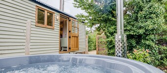 Cosy dog friendly shepherd's hut in the Cotswolds with hot tub - The Hideaway