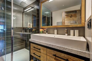 Dusche, Haartrockner, Handtücher, Seife