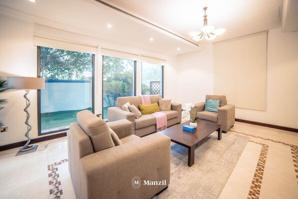 Room - Luxury Private Pool Villa w Pvt Beach on the Palm (Dubai)
