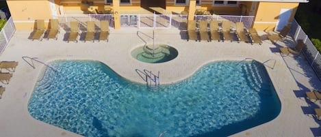 Piscina all'aperto, una piscina riscaldata