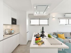 微波爐、焗爐、洗碗機、高腳椅