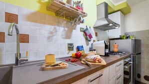 A kitchen with a sink, a stove, and various food items on the counter. - Nice apartment for 6 people with WIFI, TV, terrace, pets allowed and panoramic view (Lamporecchio)