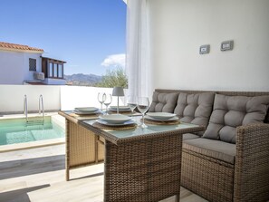 Outdoor dining - Stunning private villa for 4 people with A/C, WIFI, private pool, TV and patio (Budoni)