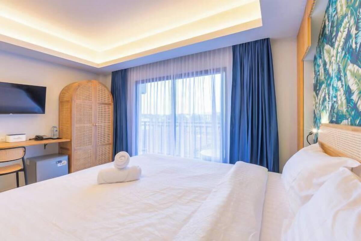 Blackout drapes, free WiFi, bed sheets