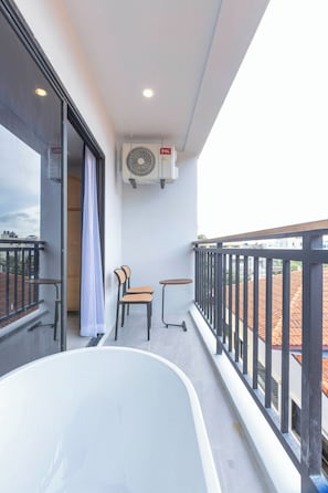Quarto casal luxo, banheira, vista para a montanha (Outdoor bathtub) | Sacada
