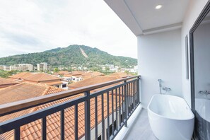 华丽双人房, 浴缸, 山景 (Outdoor bathtub) | 阳台景观