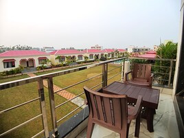 Habitación Premium | Zona de estar | Una televisión