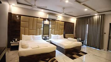 Family Club Room | Desk, soundproofing, free WiFi