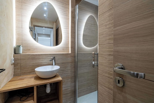 Shower, hair dryer, towels