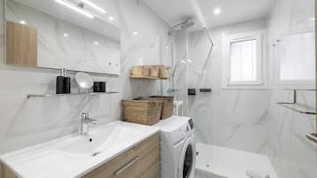 Shower, hair dryer, towels