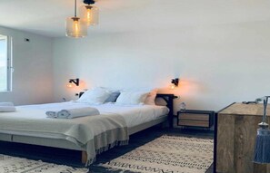 6 bedrooms, desk, iron/ironing board, travel crib