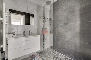 Shower, hair dryer, towels