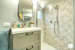 Shower, hair dryer, bidet, towels - Charming courtyard house just two train stops from RHO-FIERA (Parabiago)