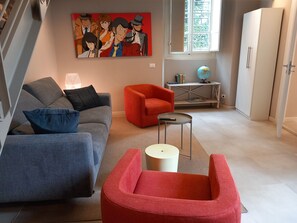 Smart TV, books, stereo, computer monitors - Lucca Center - ROMAN WALLS:  2024 Design Apartment, ground  floor with   garden  (Lucca)