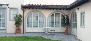 Outdoor dining - Lucca Center - ROMAN WALLS:  2024 Design Apartment, ground  floor with   garden  (Lucca)