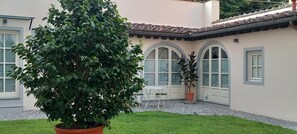 Terrace/patio - Lucca Center - ROMAN WALLS:  2024 Design Apartment, ground  floor with   garden  (Lucca)
