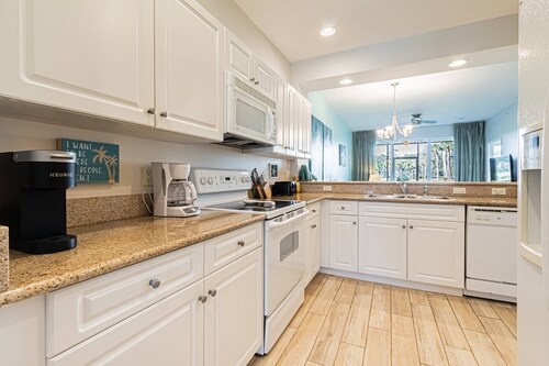 Greenlinks/Lely - Vibrant coastal flair condo w/office space-Grounds/lake views-Resort Amenities