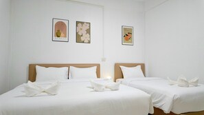 Desk, laptop workspace, soundproofing, free WiFi - Scenario Cafe and Hostel (Kanchanaburi)