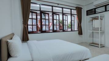 Standard Triple with Window | Vue de la chambre