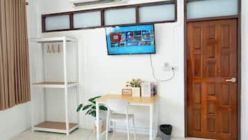 Standard Triple with Window | Desk, laptop workspace, soundproofing, free WiFi