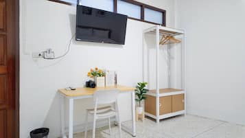 Standard Triple - No Window | Íróasztal, laptophoz jól használható munkafelület és hangszigetelés