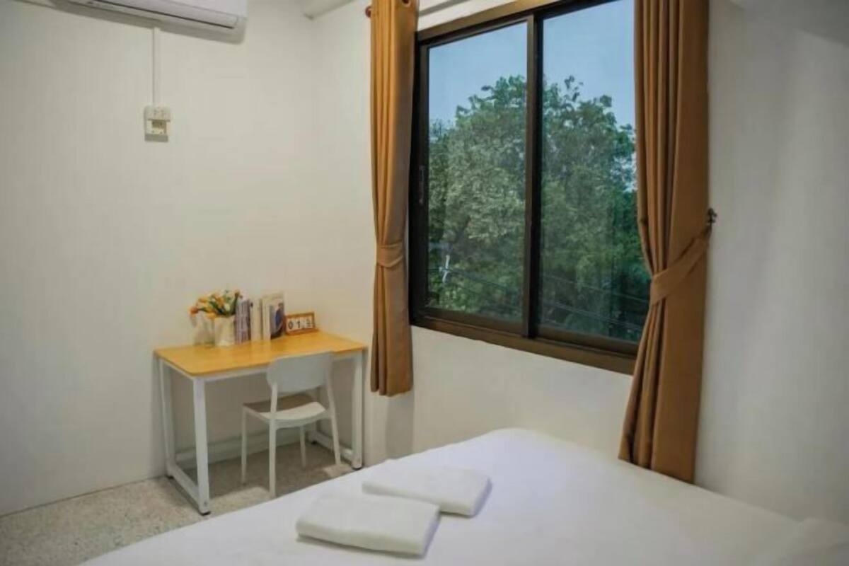 Desk, laptop workspace, soundproofing, free WiFi