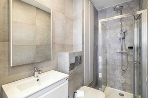 Doccia, asciugacapelli, asciugamani