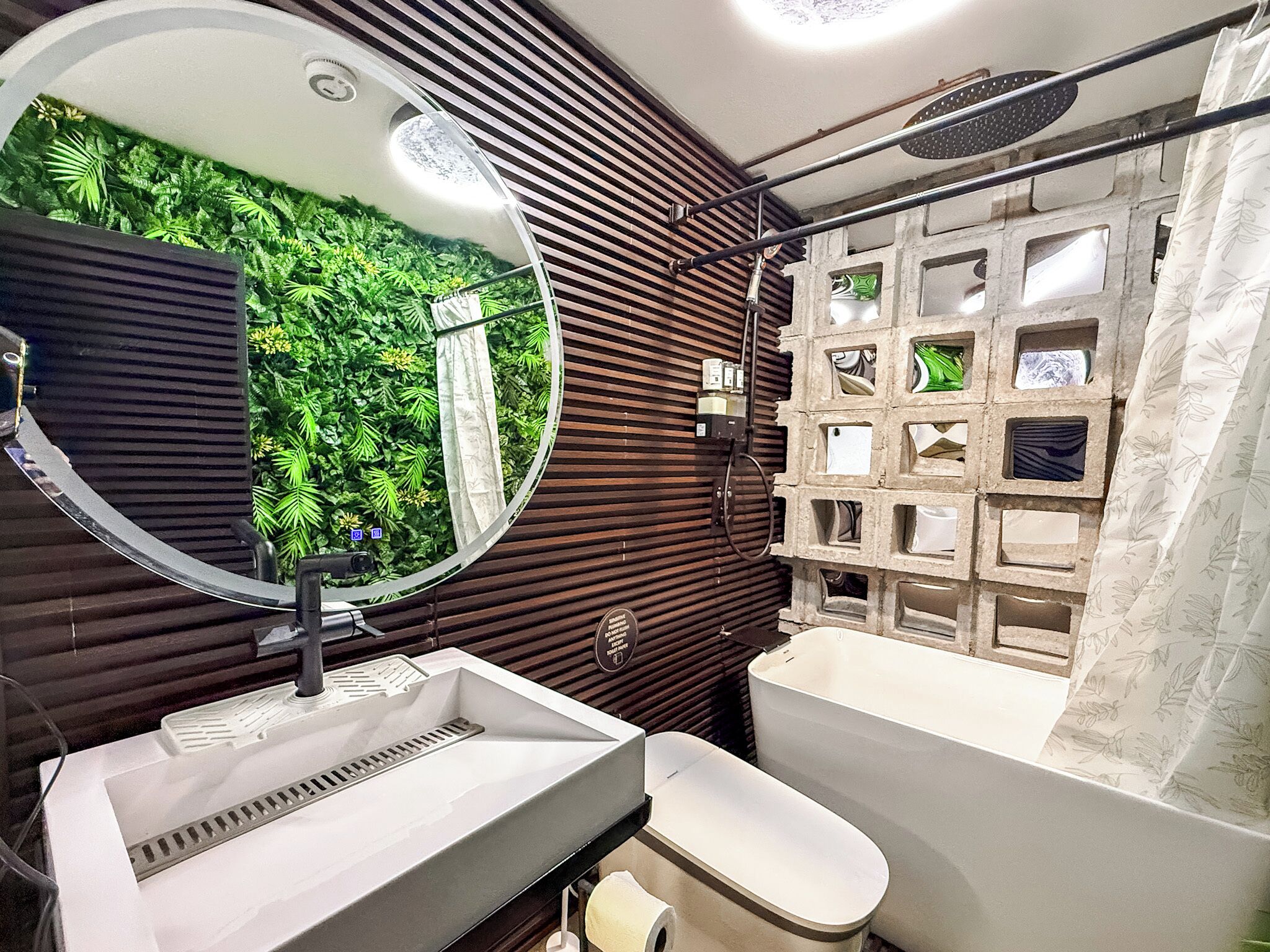 Shower, bidet, towels, soap