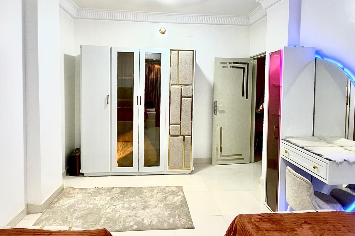 Apartament superior, vistes al riu | Habitacions insonoritzades, planxa i posts de planxar i wifi gratuïta 