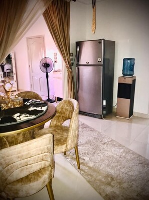 Superior appartement, uitzicht op rivier | Woonruimte | Televisie