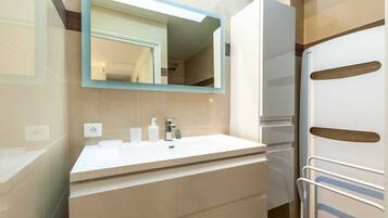 Een douche, handdoeken