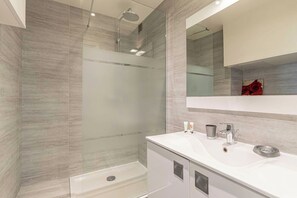 Suihku, hiustenkuivaaja, pyyhkeet