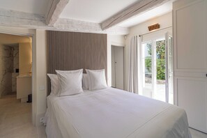 5 soverom, skrivebord, strykejern/-brett og reiseseng for barn