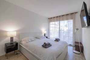 2 chambres, bureau, fer et planche à repasser, lit parapluie