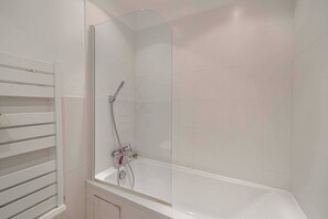 Hair dryer, towels - Charming apartment on Boulevard Alexandre III (Cannes)