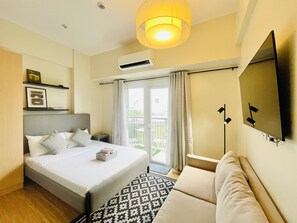Family Studio, 1 Queen Bed with Sofa bed, Balcony, City View - Saint Honore & Saint Dominique (Iloilo)