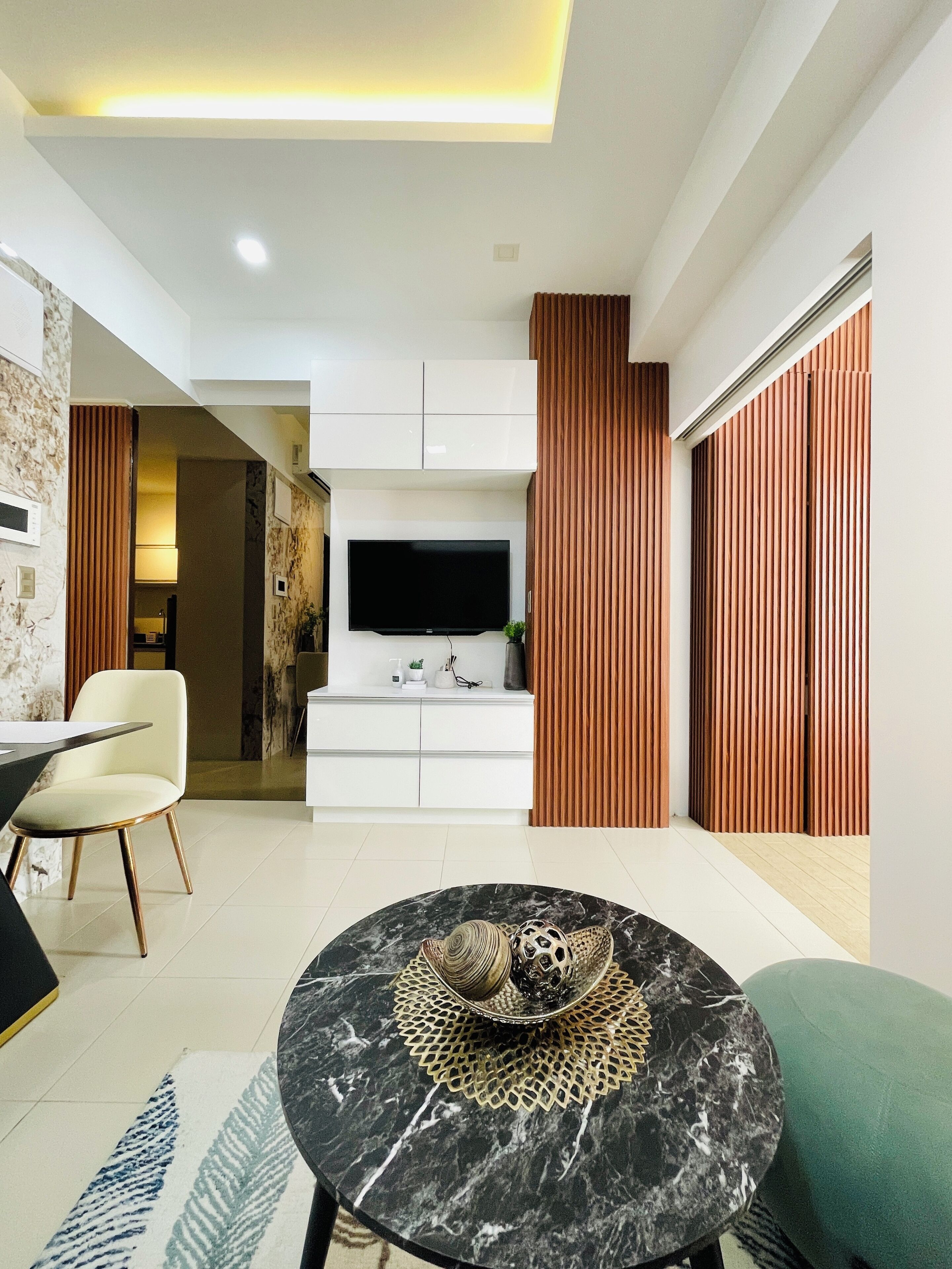 Condo Confort, 1 habitación, balcón, junto a la alberca | Sala de estar | Smart TV de 42 pulgadas con canales digitales 