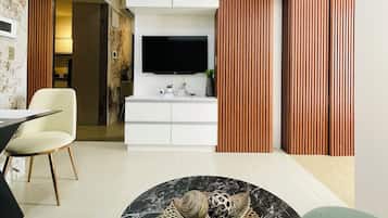 Condo Confort, 1 habitación, balcón, junto a la alberca | Sala de estar | Smart TV de 42 pulgadas con canales digitales