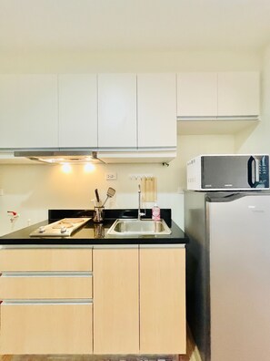 Family Studio, 1 Queen Bed with Sofa bed, Balcony, City View | Private kitchenette