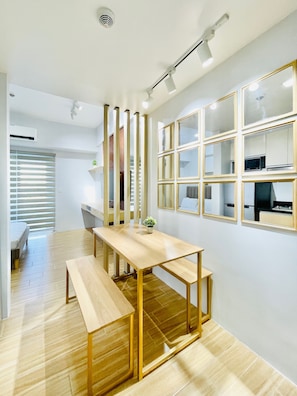 City Studio, 1 Queen Bed, Pool Access, City View | In-room dining