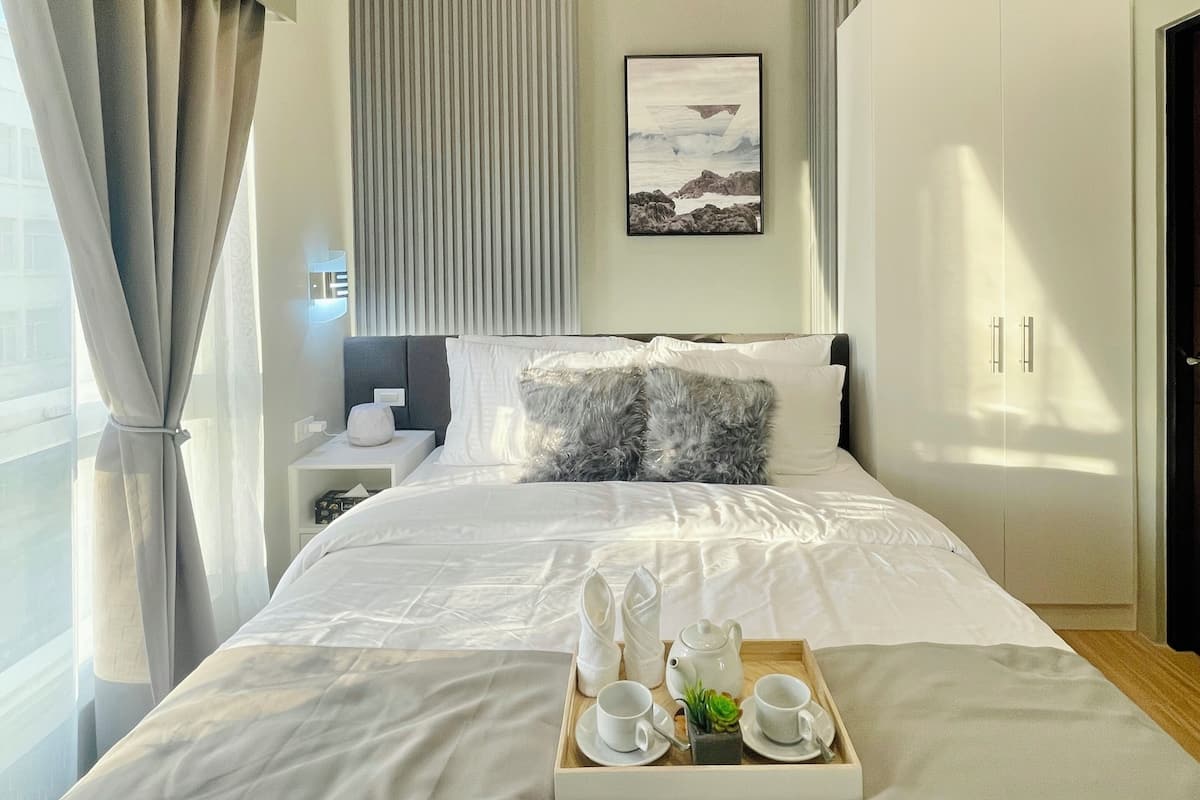 City Studio, 1 Queen Bed, Pool Access, City View | 1 bedroom, individually decorated, individually furnished
