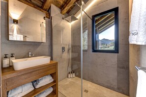 Shower, jetted tub, hair dryer, towels