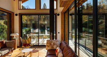 Chalet + 10m pool, daily housekeeping & pastries