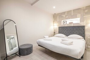 1 habitación, escritorio, tabla de planchar con plancha y cuna de viaje 